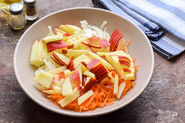 салат из капусты с морковью и яблоком рецепт фото 4